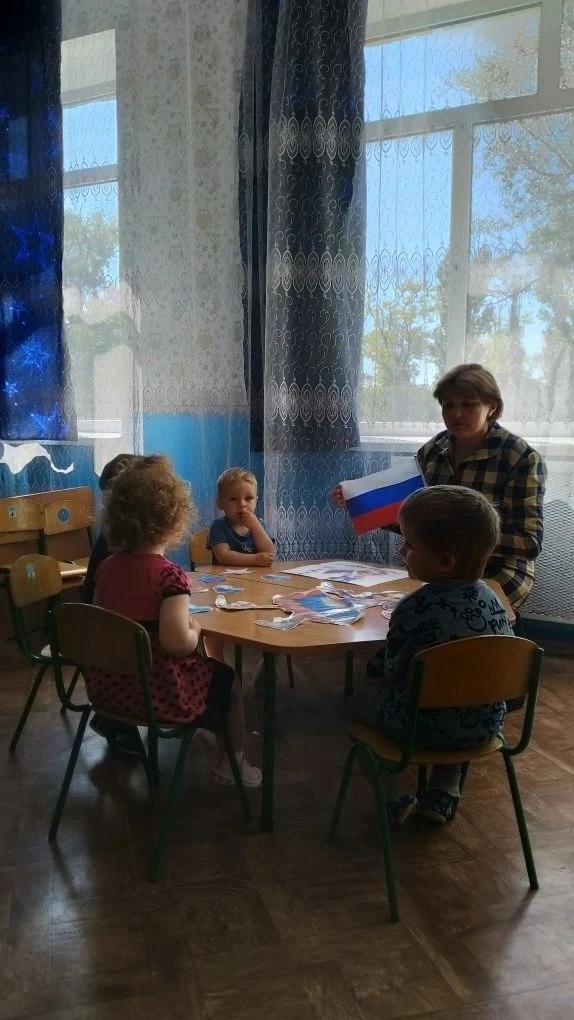 В преддверии государственного праздника День России в ясельной группе нашего детского сада была пров