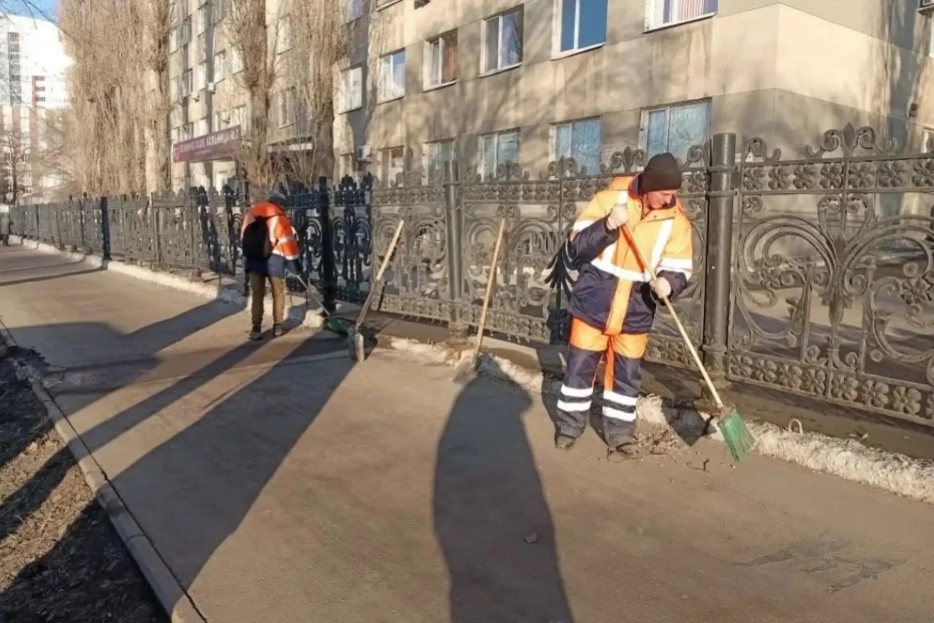 🧹Силами МБУ "Служба благоустройства Октябрьского района" продолжаются мероприятия по б...