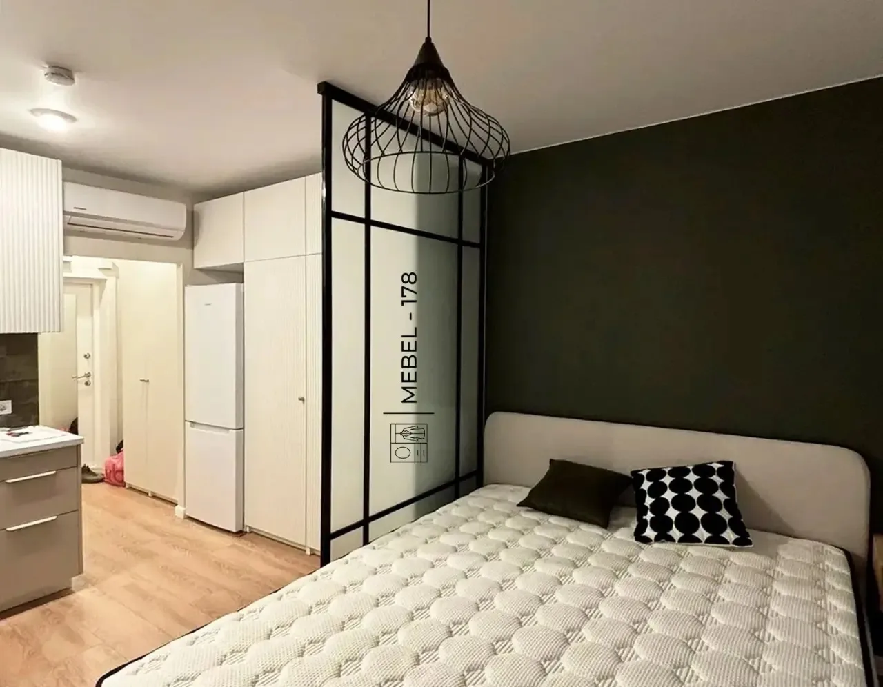 Перегородка MEBEL‑178 🤩
 
Стационарная перегородка из матового стекла в чёрном профиле 🖤 разделяет