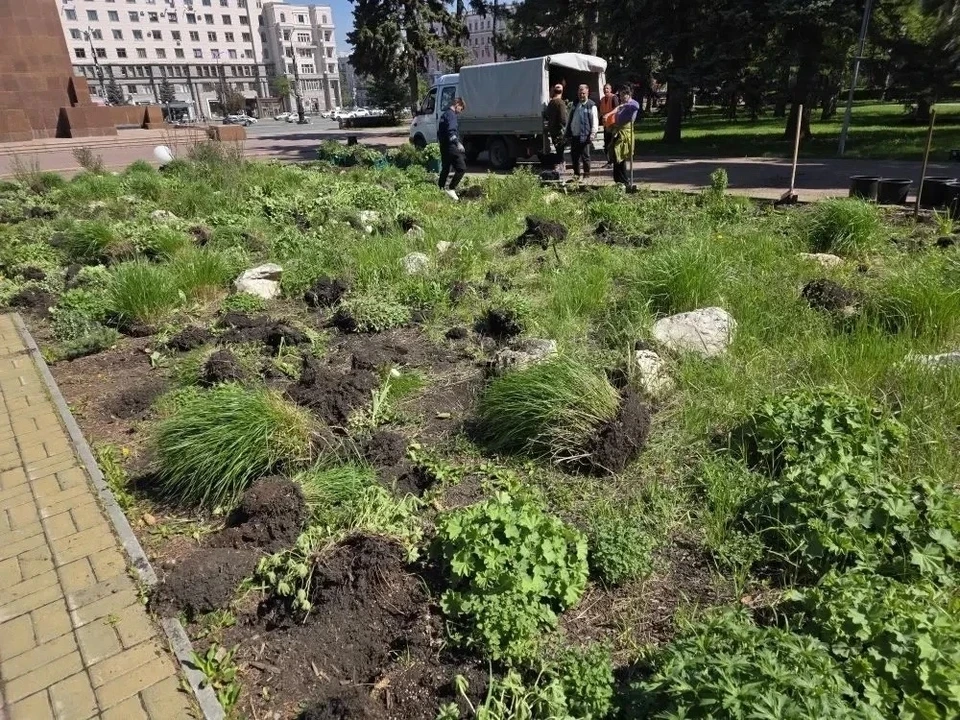 В Челябинске рабочие занимаются обновлением цветников на площади Революции. Сотрудники МКУ «Горзелен