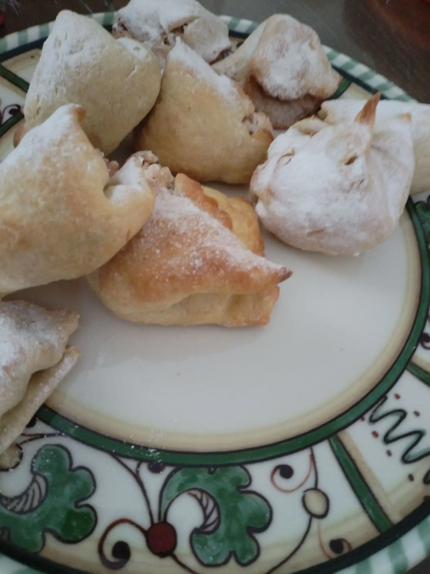 Всем привет. Вчера хотела вам показать ракушки.. Они очень вкусные.. Внутри безе с грец...