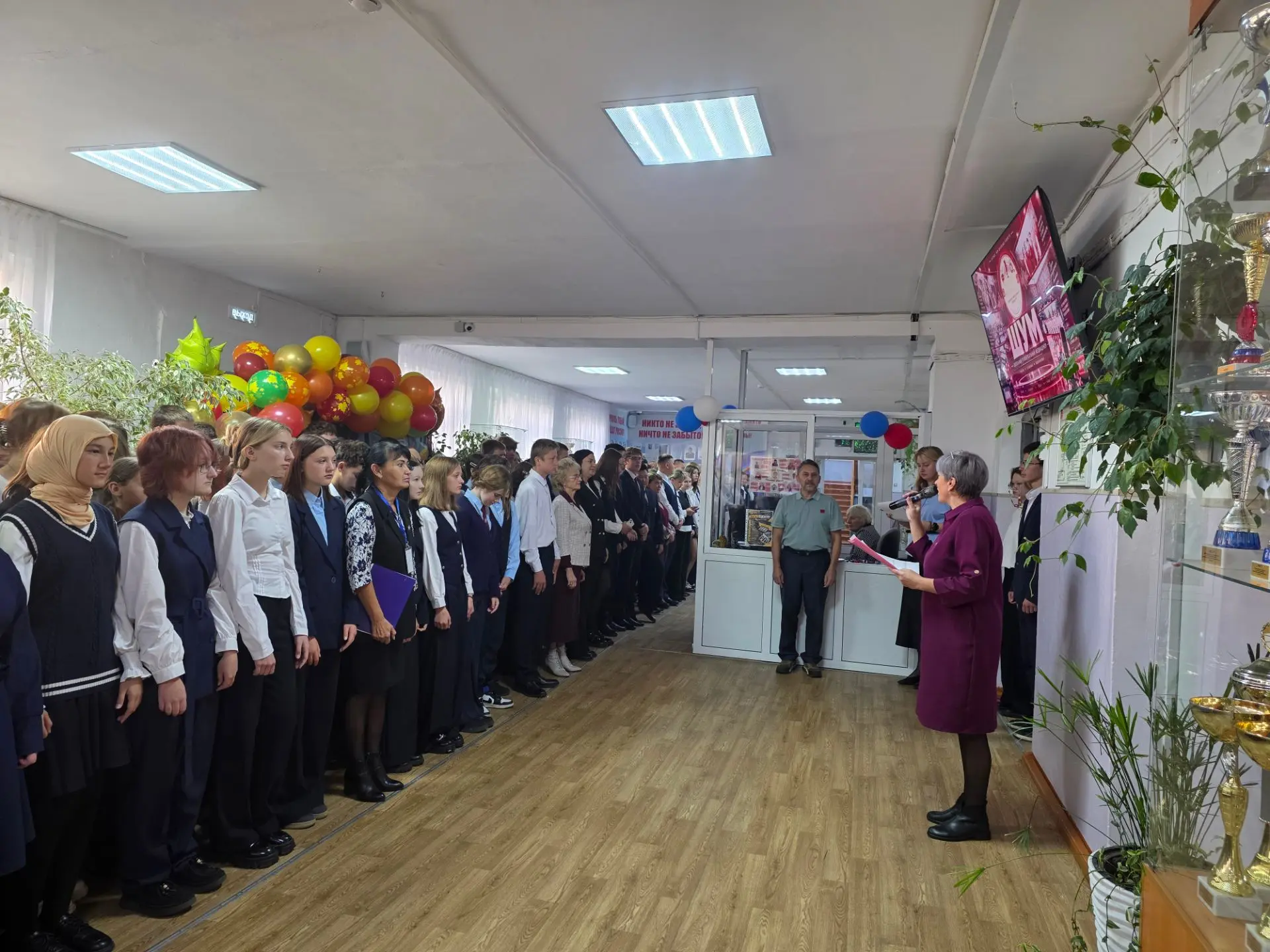 🇷🇺Сегодня в нашей школе прошла торжественная линейка, посвященная поднятию флага Росс...