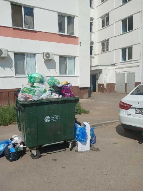 - Улица Марджани, 7. Почти неделю не вывозят мусор. Контейнера переполнены, жуткий запах,мухи, - жал