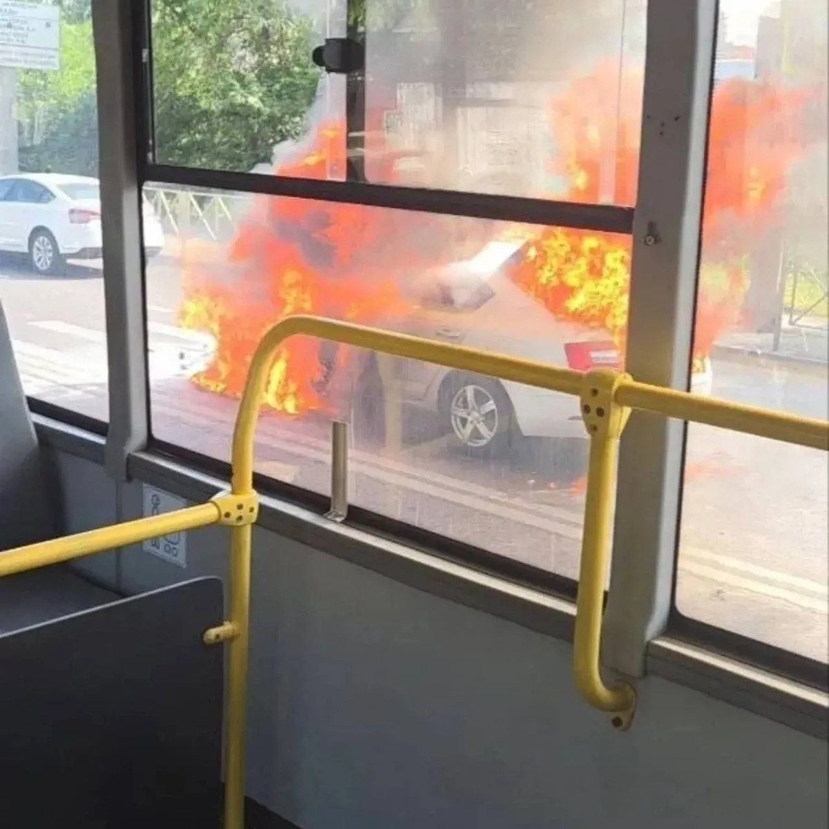 Легковушка вспыхнула в Краснодаре