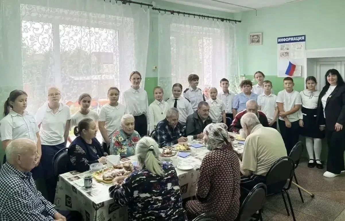 В честь Международного дня пожилых людей стало доброй традицией посещение учениками Лет...