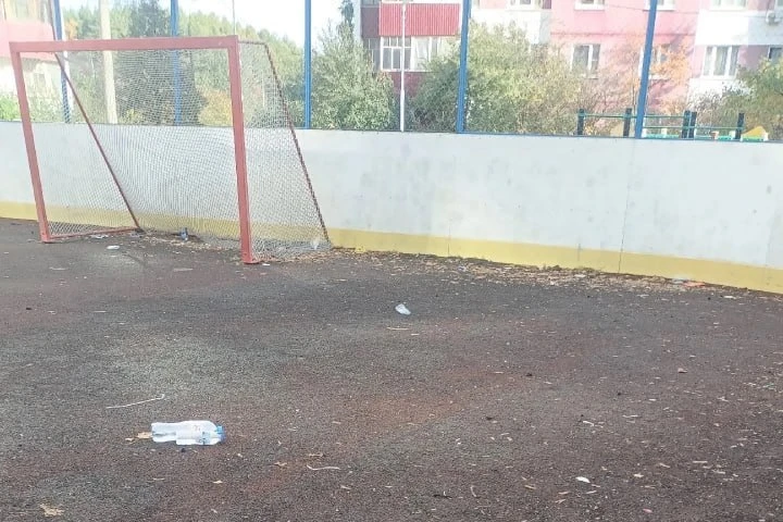 🗑 На Боровском шоссе после вечерних посиделок остаётся мусор