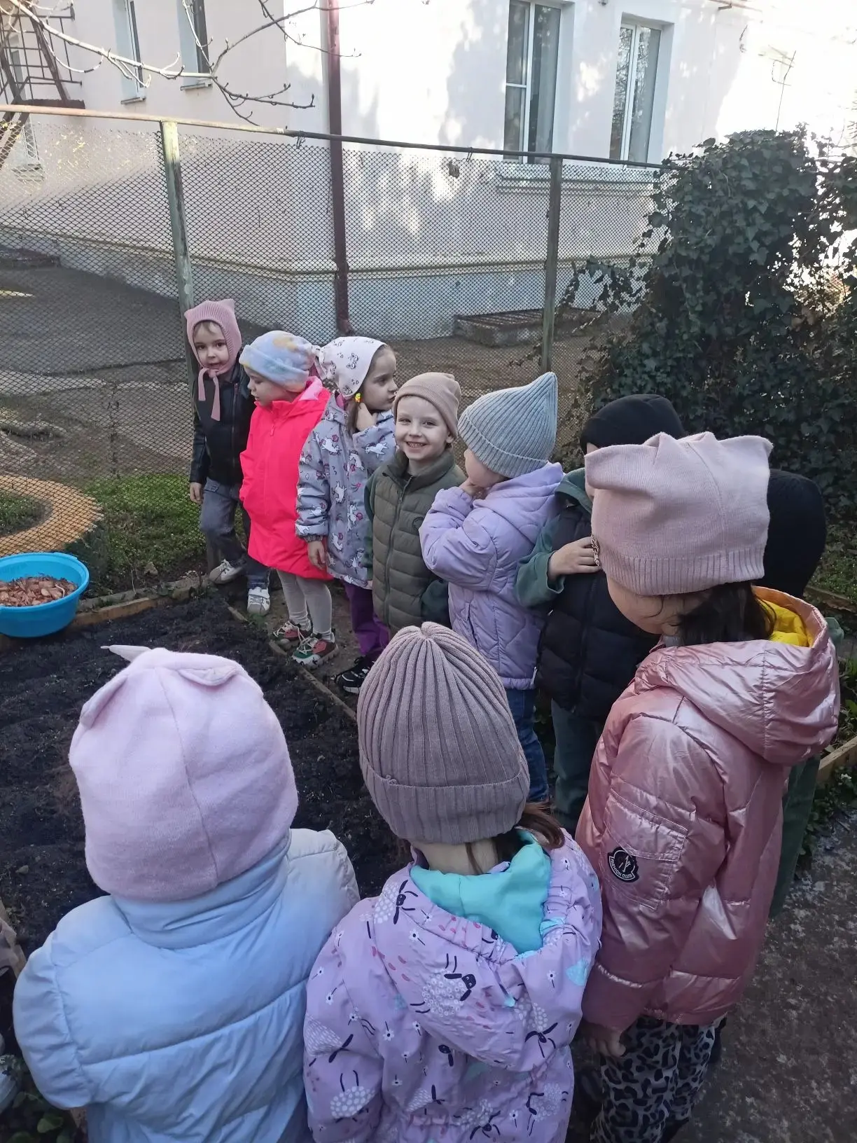 Посадка лука с детьми в нашем ДОУ: маленькие огородники в деле! 🌱