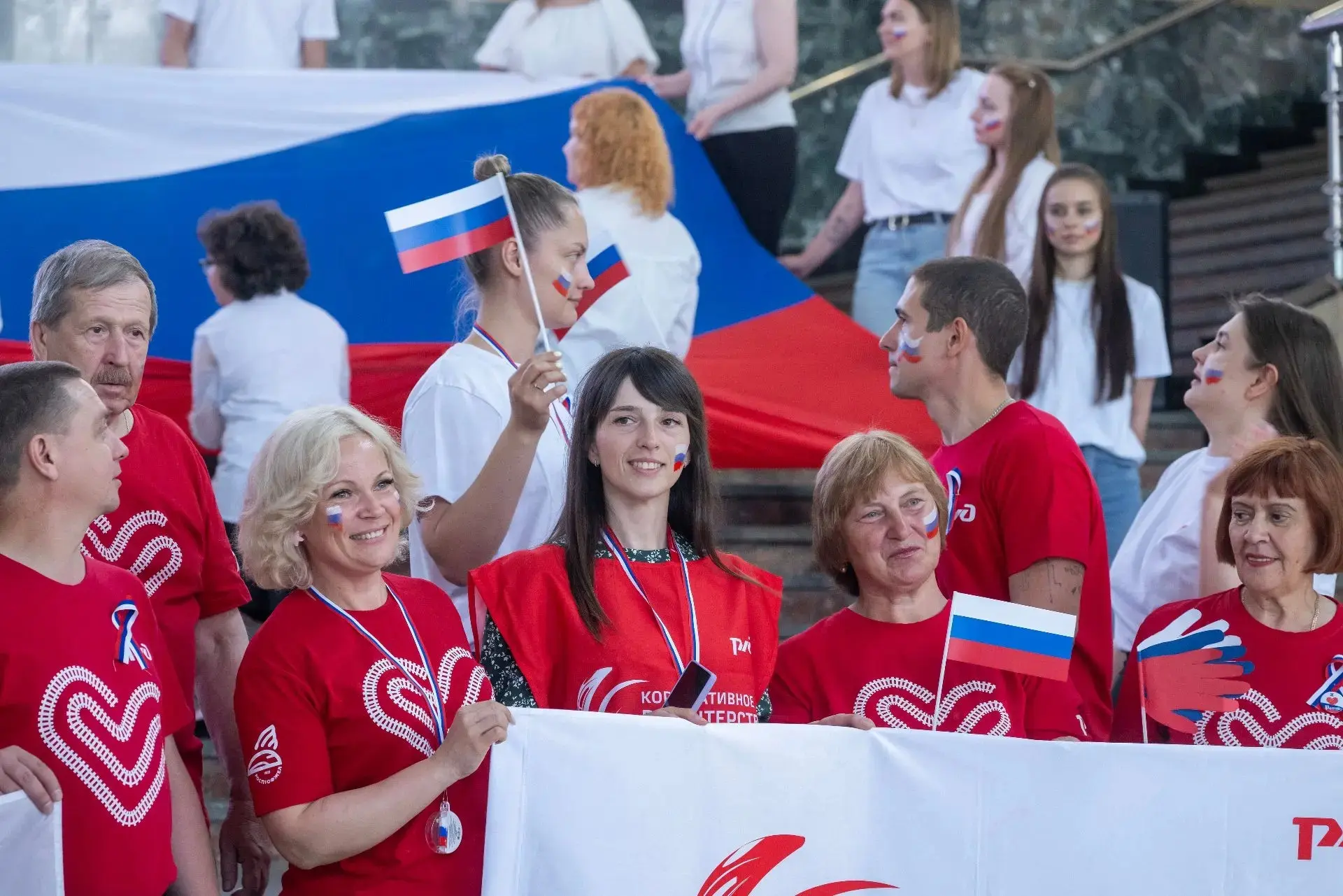 🚅 Для тех, кто отмечает День России в путешествии 

Украсили к празднику более 300 вокзалов и станц