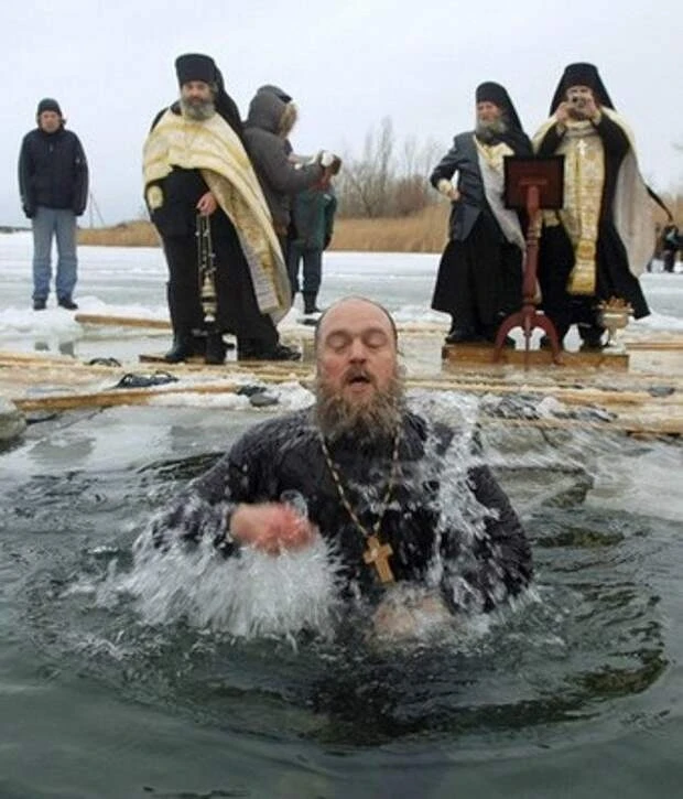 Пейте воду в Крещение, омывайтесь ею, купайтесь, кто хочет, хоть в проруби, хоть в ванне, хоть под д