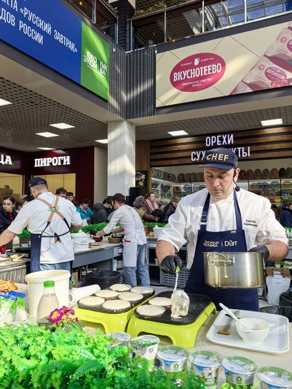 На центральном рынке  проходит Масленица .  Четыре шеф-повара 🍽️ пекут блины 🥞 и угощают ими всех же