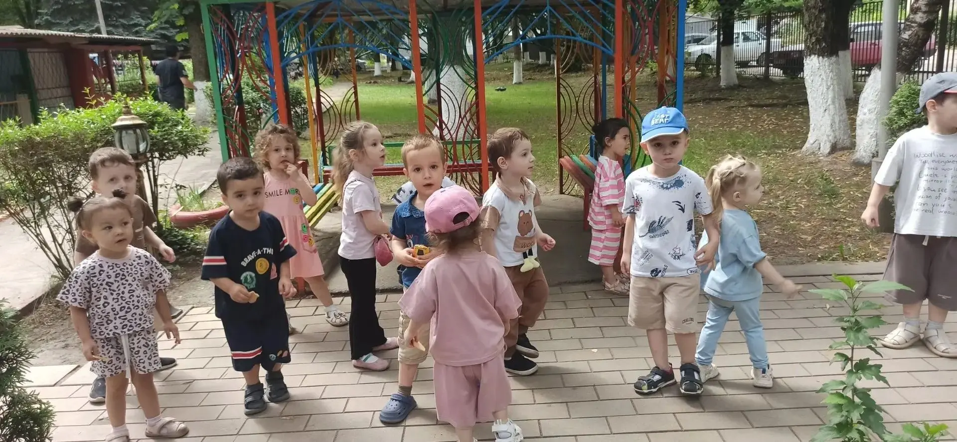 ✨13 день летнего дежурства в детском саду начался с активных подвижных игр и веселых состязаний.
Спо