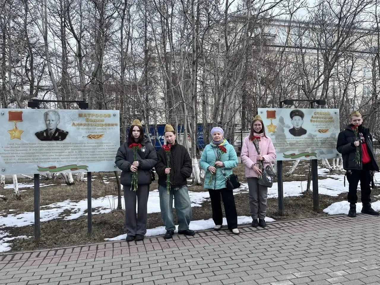 🕊 Сегодня у памятника «Пограничники Арктики» стало чуть теплее — туда пришли наши восьмиклассники с 