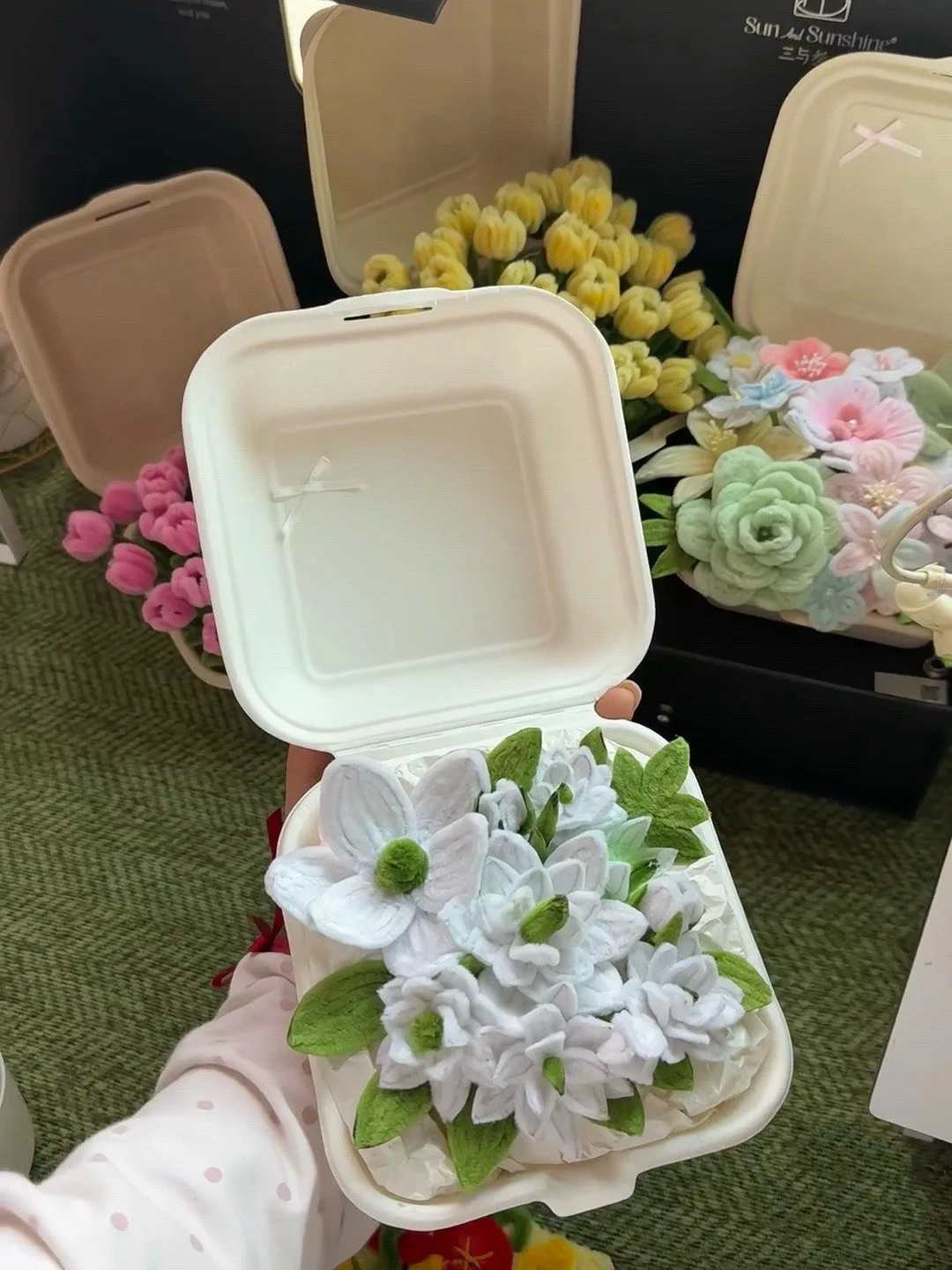 Еще одна крутая идея подарка для любого повода 💐  Нежные цветы, аккуратно упакованные в коробочку, б