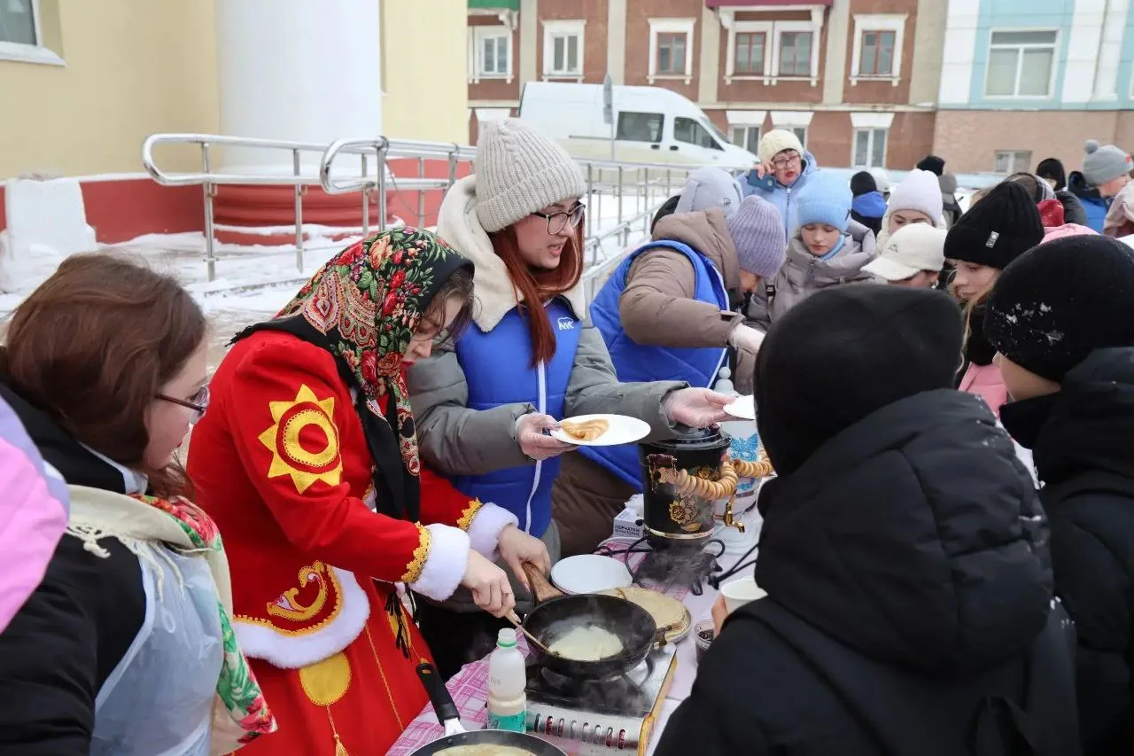 Активисты Единой России поздравили холмчан с Масленицей   Акция «Широкая Масленица» развернулась воз