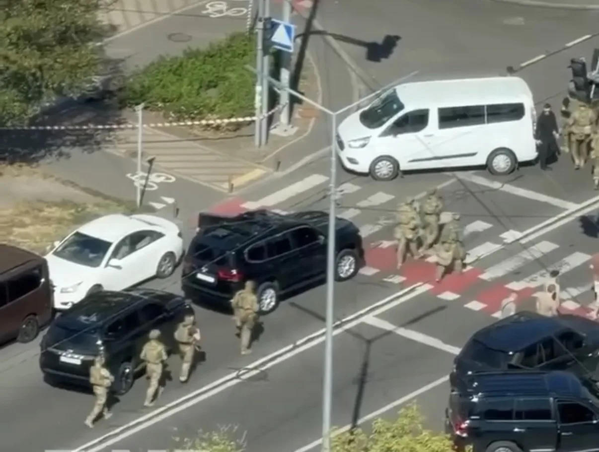 Видимо, москалей шукають среди своих. Уже один сотрудник украинской разведки погиб, тро...