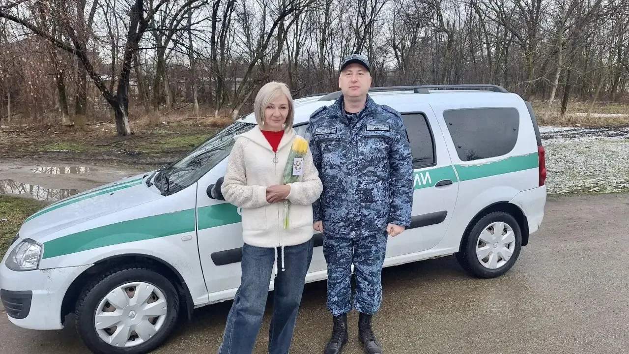 В рамках акции «Вам, Любимые!» судебные приставы Кубани поздравили жен и матерей участников СВО с Ме