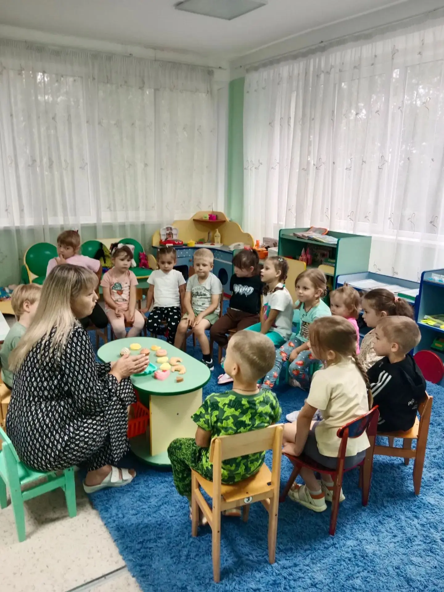 "Угощения для игрушек"🍰 🎂 🥧 
Цель: развивать у детей образные представления, умение выбирать соде