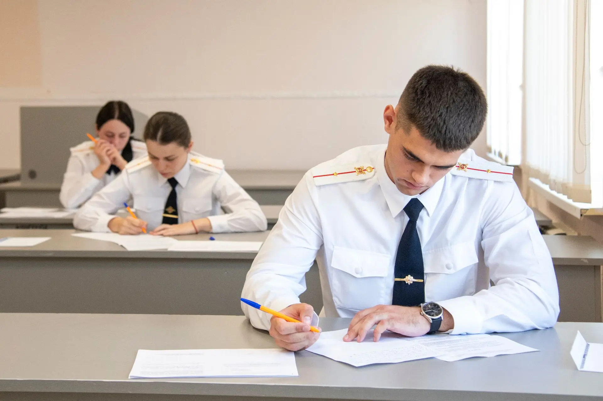 🎓 Осталось совсем немного…

Сейчас они ещё младшие лейтенанты полиции. Очень сосредоточенные, серьё
