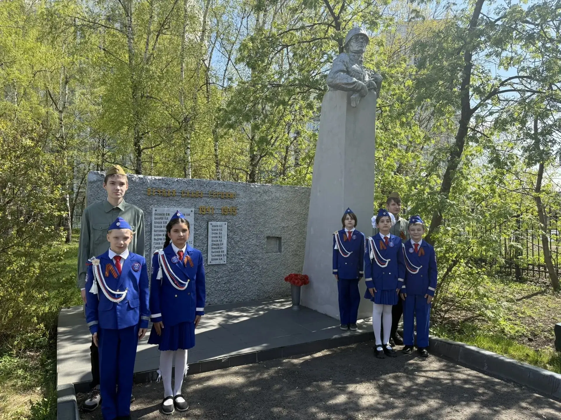 Утром 4 мая в школе состоялась торжественная линейка, посвящённая старту Вахты Памяти в рамках мараф