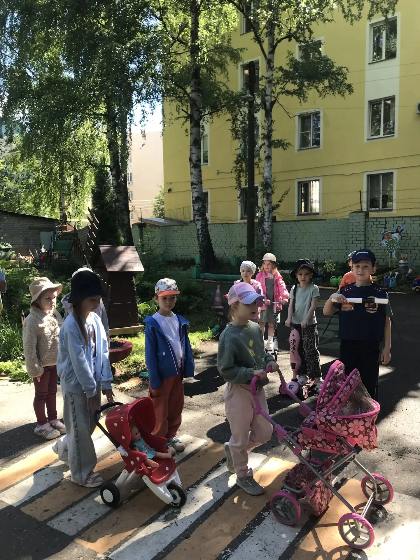 Лето особое время в жизни дошкольников, так как в этот сезон дети больше гуляют на улиц...