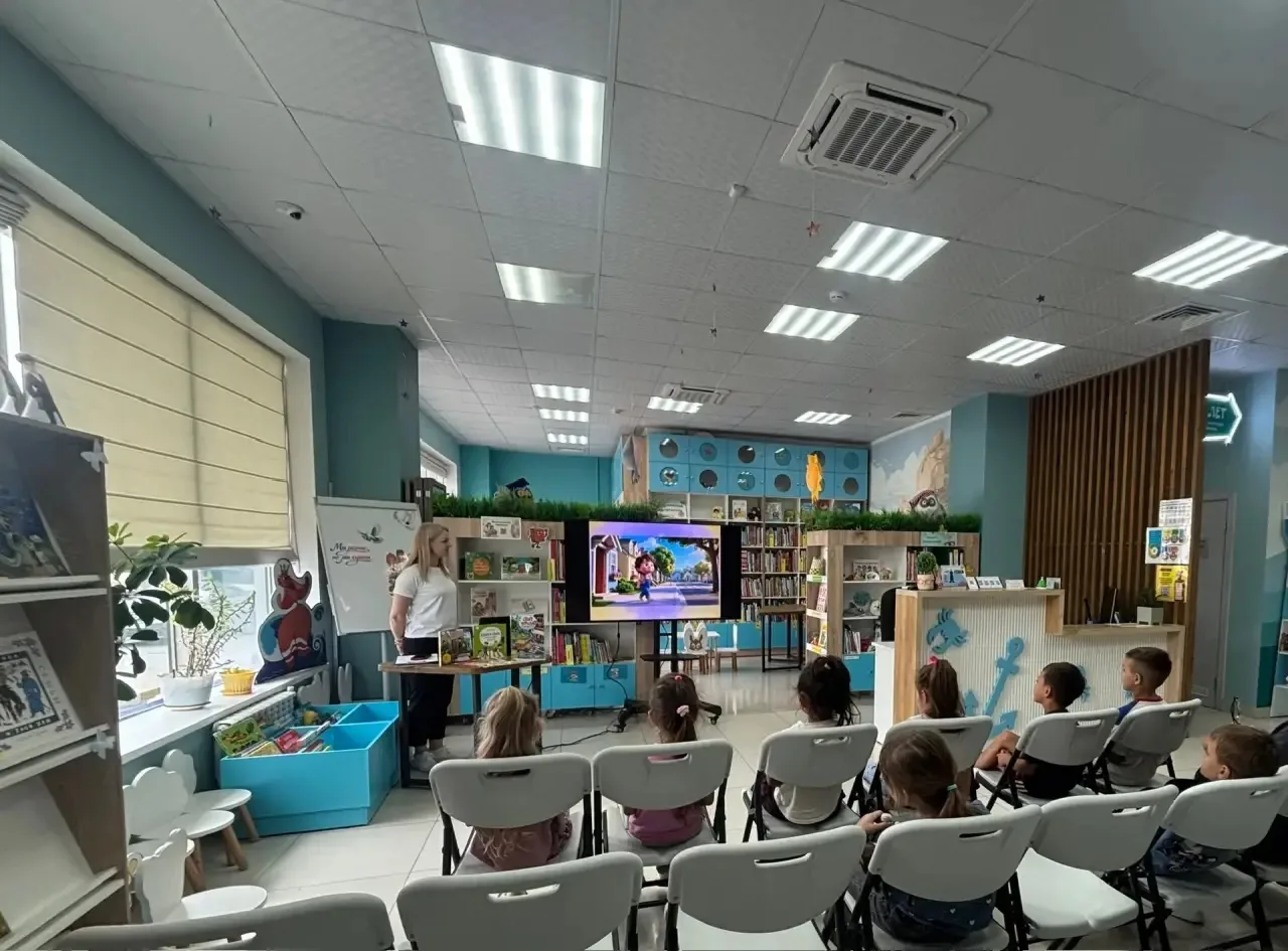 🚦📚 «Дорога к безопасности»: группа «Колокольчик» в библиотеке повторяет ПДД 📚🚦