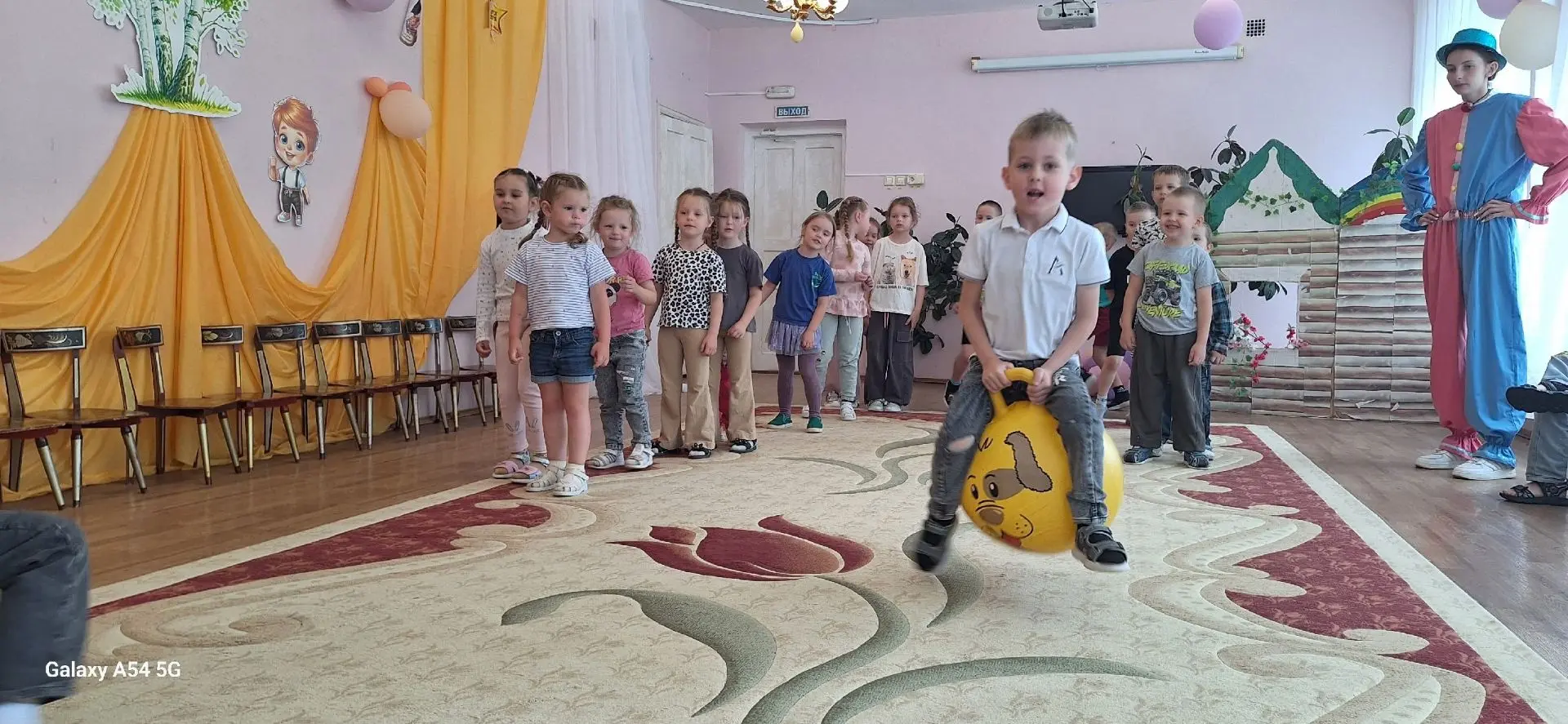В нашем детском саду с ребятами средней и подготовительной групп прошел спортивный праз...