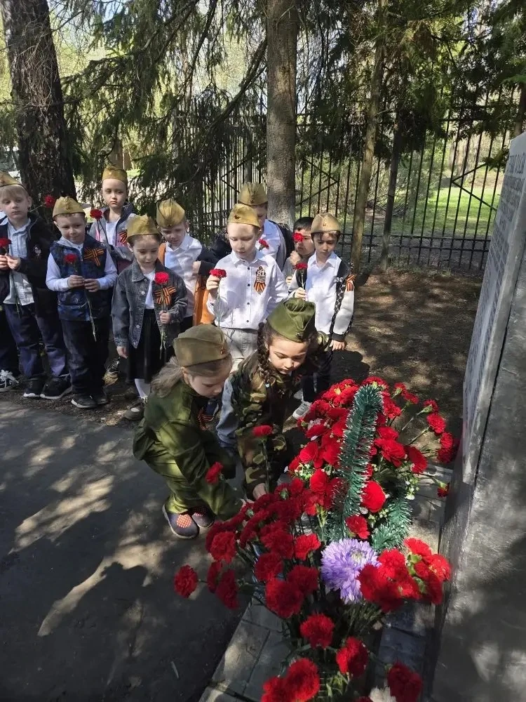 В преддверии Дня Победы  воспитанники ДО "Машенька" посетили памятник павшим  героям.  Ребята возлож