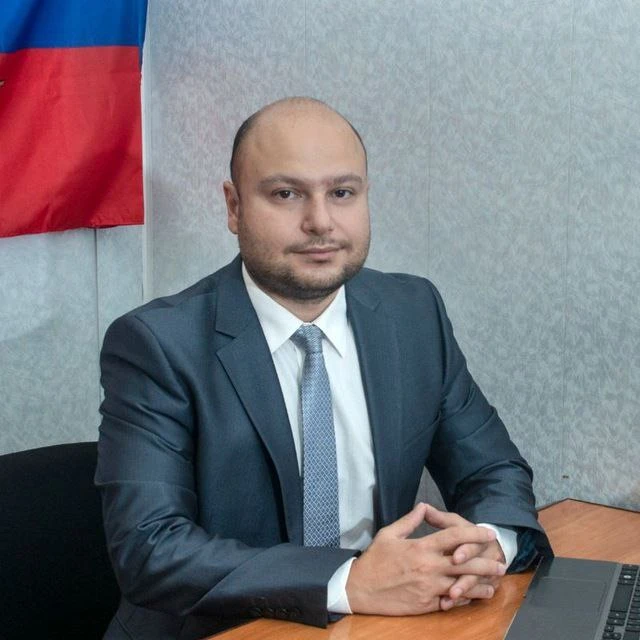 Начинаю знакомить со спикерами практикума.