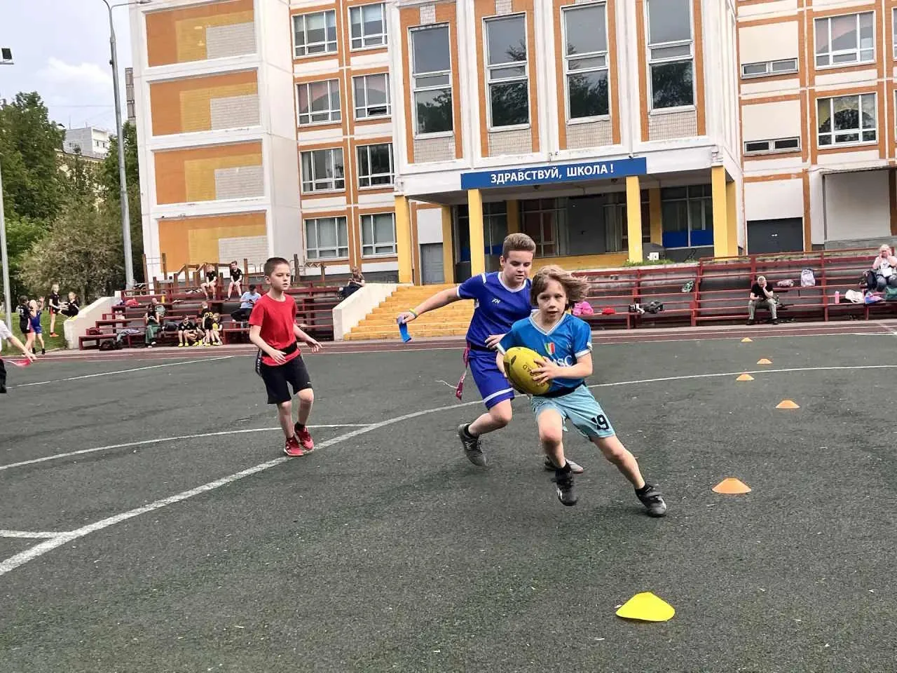 🏉 Не игра, а настоящий праздник спорта!  В гостях у наших тэг-регбистов побывала команда «Движение В