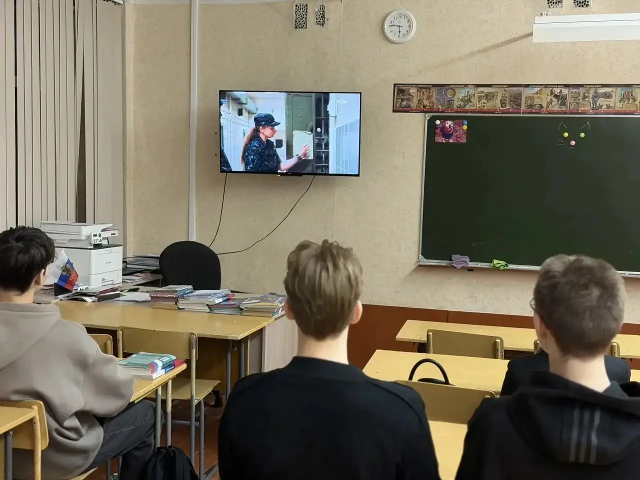 В рамках внеклассной работы учащиеся 8-11 классов нашей школы посмотрели и обсудили документальный ф