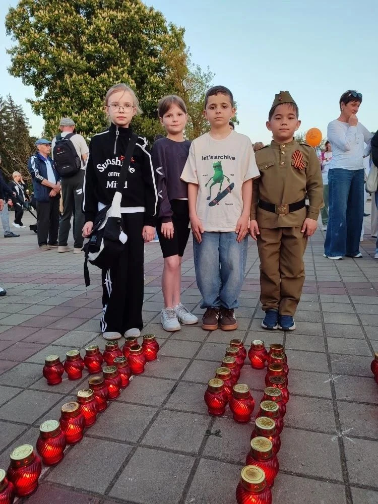 Патриотическая акция "Свеча Победы". Участники: учащиеся 3-Б и 7-А классов. Пока мы помним, они живы