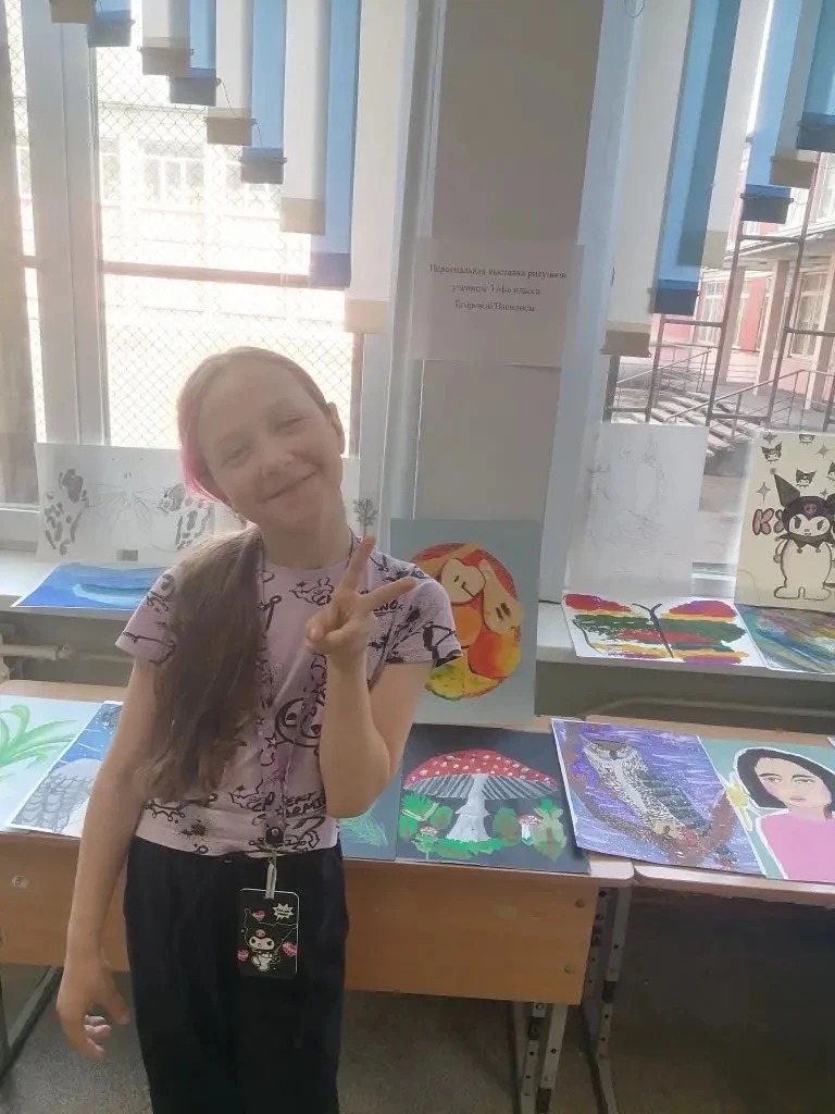 Маленький вернисаж: когда каждый — художник! 🎨✨  Сегодня холл первого этажа нашей школы превратился 
