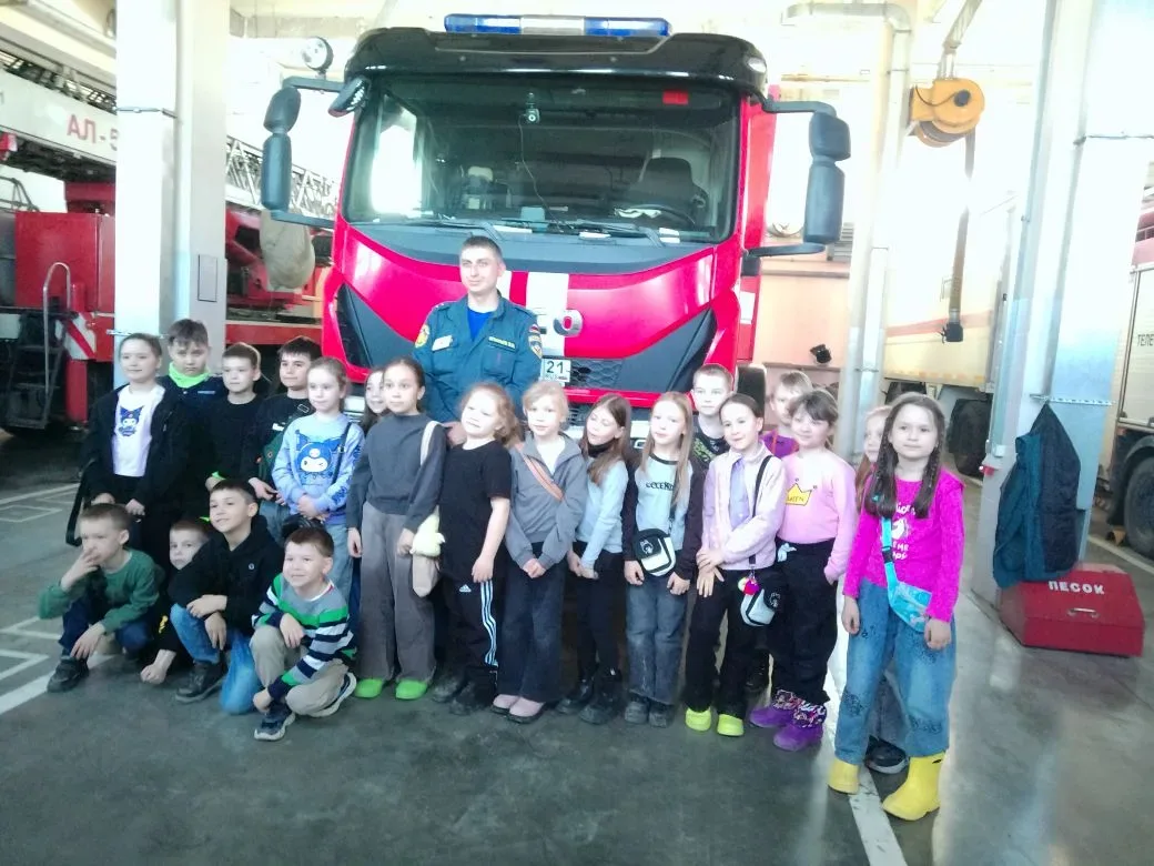 🚒 Весенние каникулы: день в гостях у пожарных!  👩‍🚒На весенних каникулах для учеников 1в, 1п и 2в кл