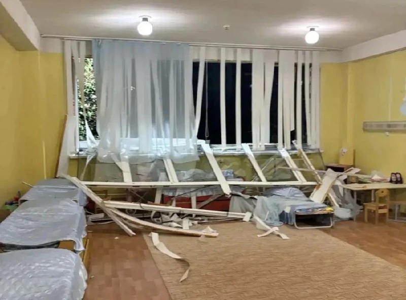 Воспитанников из поврежденного беспилотником детсада распределят
