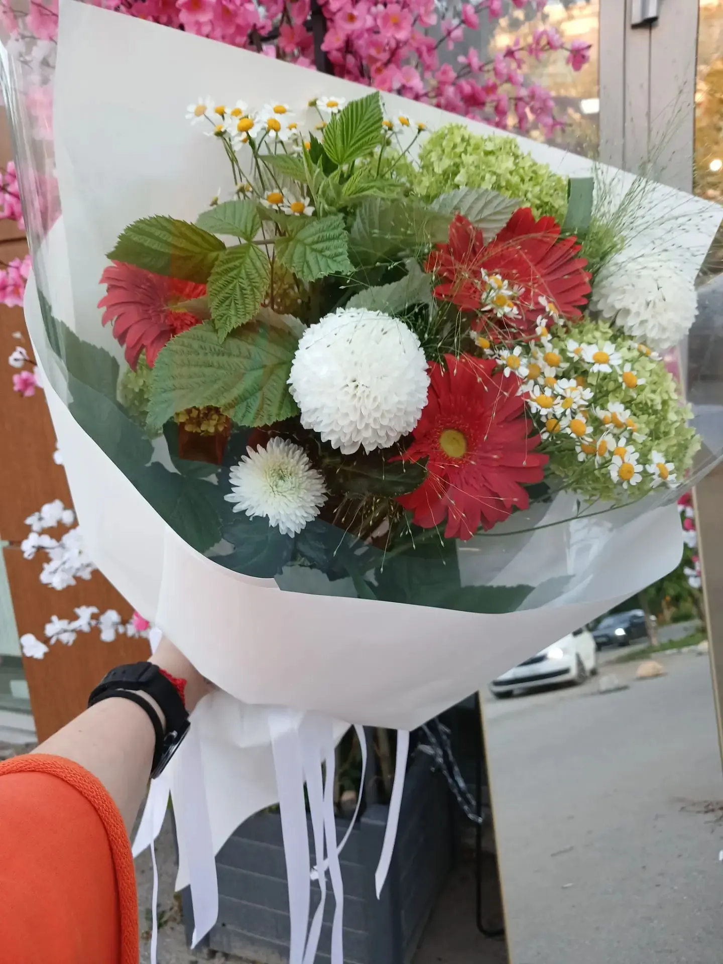 Цветы дарят радость и тепло🌼🌼🌼, словно солнечные лучи в сердце! Этот букет наполнен ...
