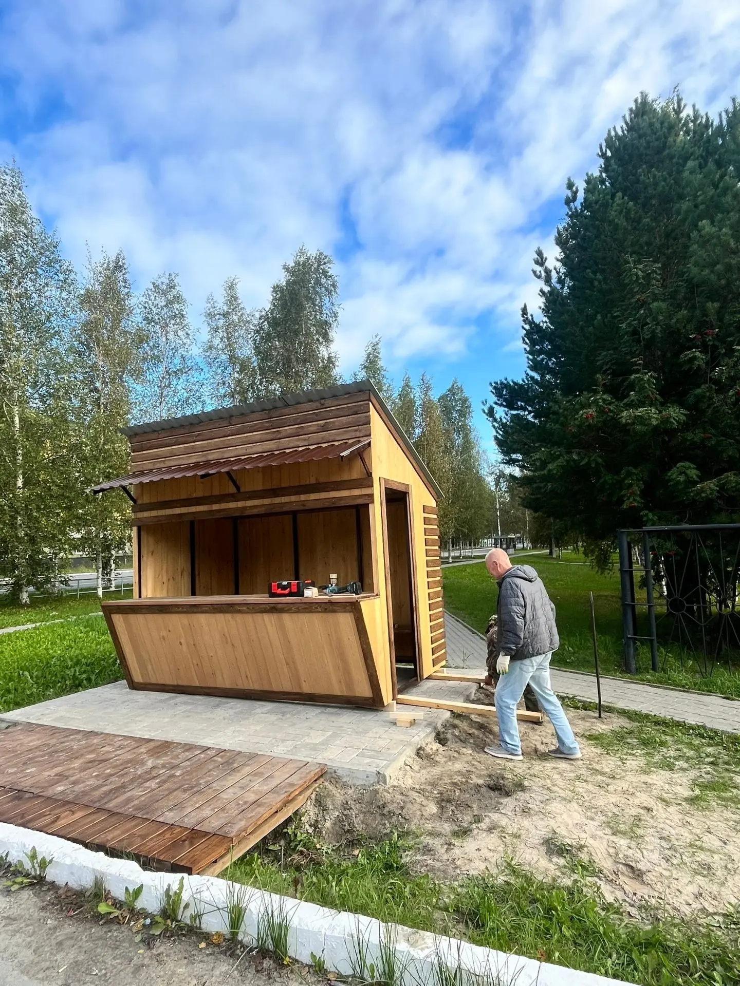 У магазина «Мария» в третьем микрорайоне сегодня появился новый объект. Теперь урайцы, ...