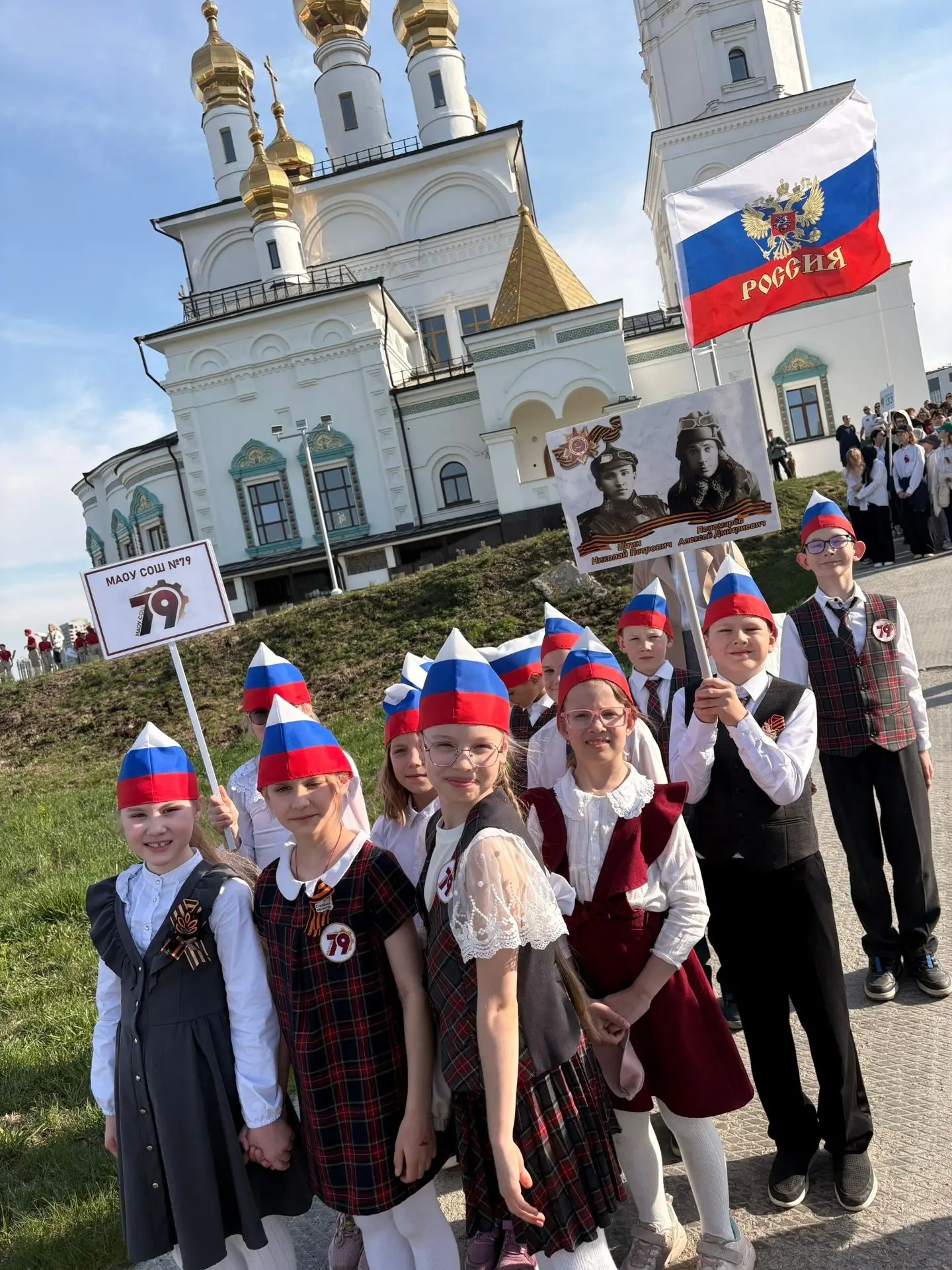 В торжественном шествии Парада Поколений в Академическом районе приняли участие ученики...