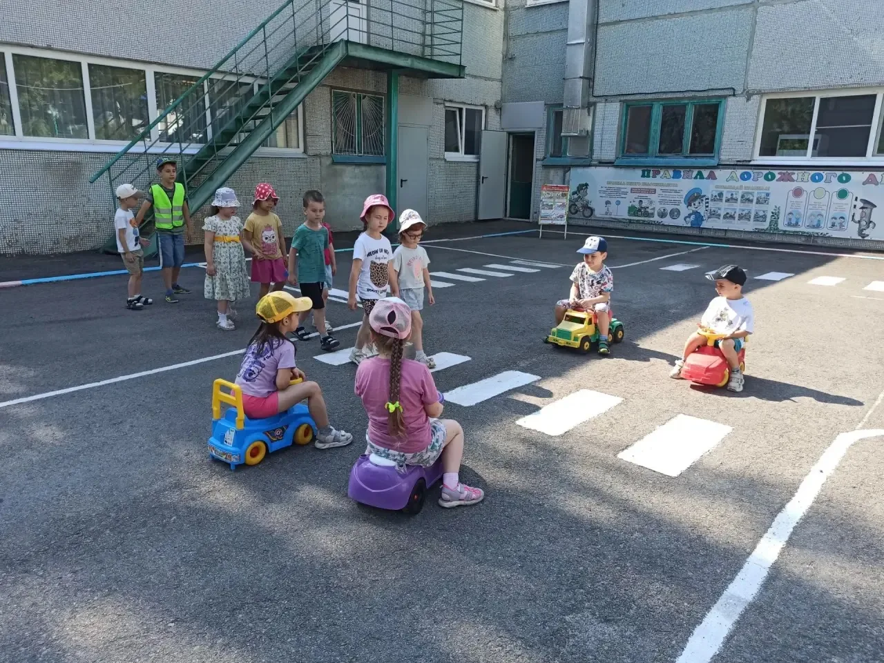 Сегодня в группе № 4 прошло познавательное занятие «Безопасные дороги».

В ходе занятия ребята обсуд