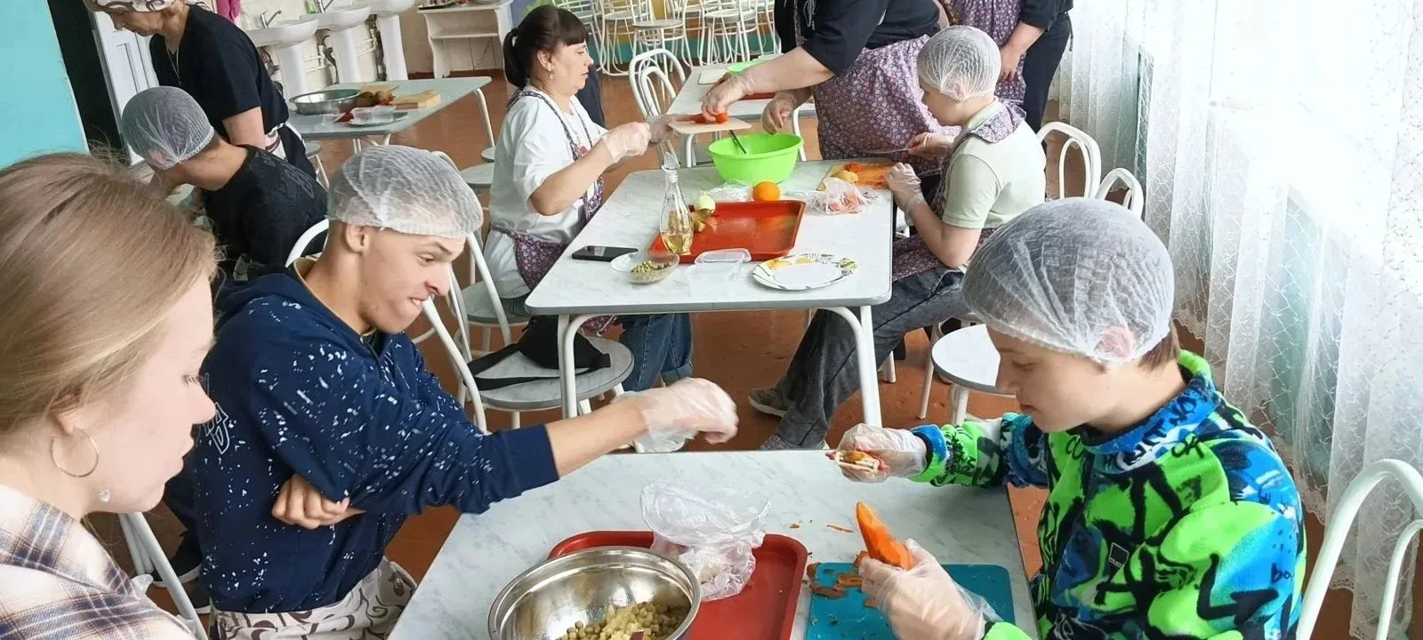 Сегодня на летней площадке в школе случилось настоящее кулинарное шоу под названием «Уг...