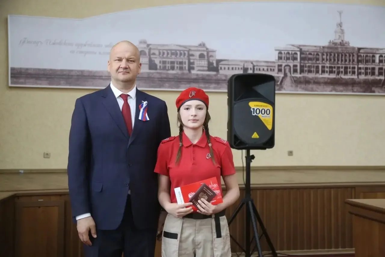 🇷🇺Торжественное вручение паспортов в честь Дня России: гордость и ответственность 🇷🇺
Вчера в Адм