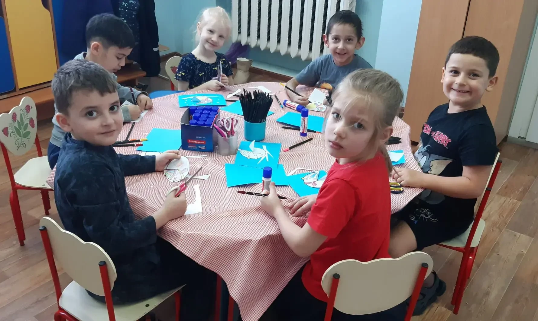 Занятие объединения "Бумагопластика".
