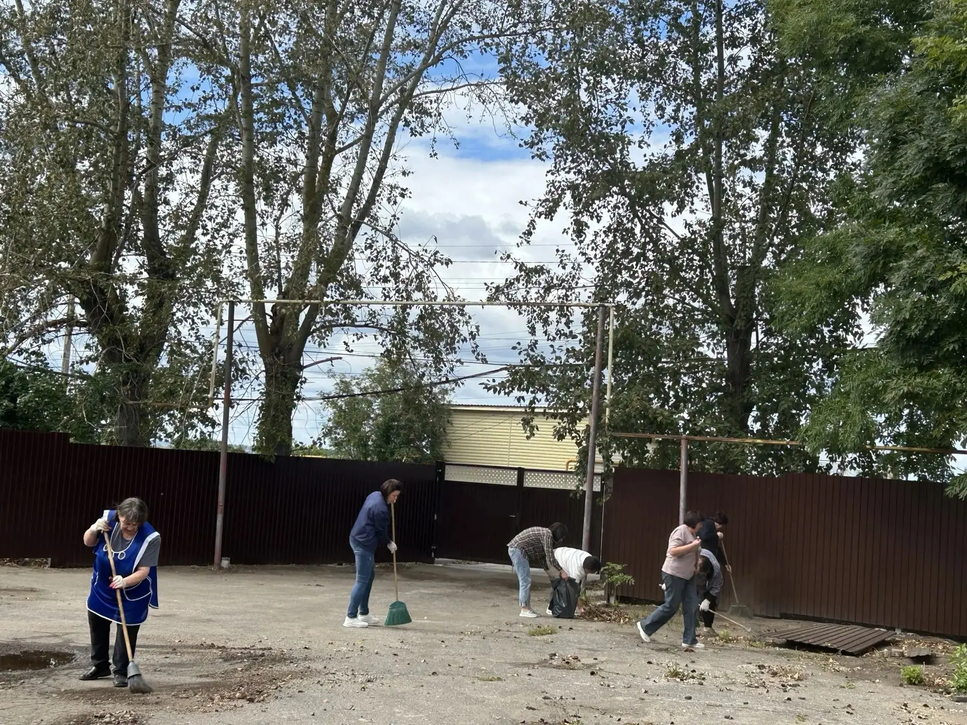 🧹👫В рамках «Санитарной пятницы» в Мокшанской районной больнице проведен субботник, ос...