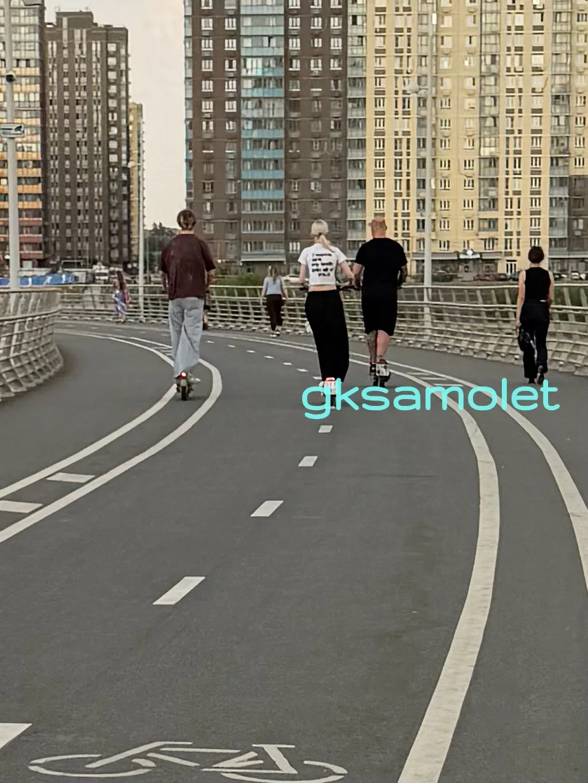 ‼️Запрещено ездить на самокатах в парке. Мост относится к этому? Почему все продолжают ездить?



Ос