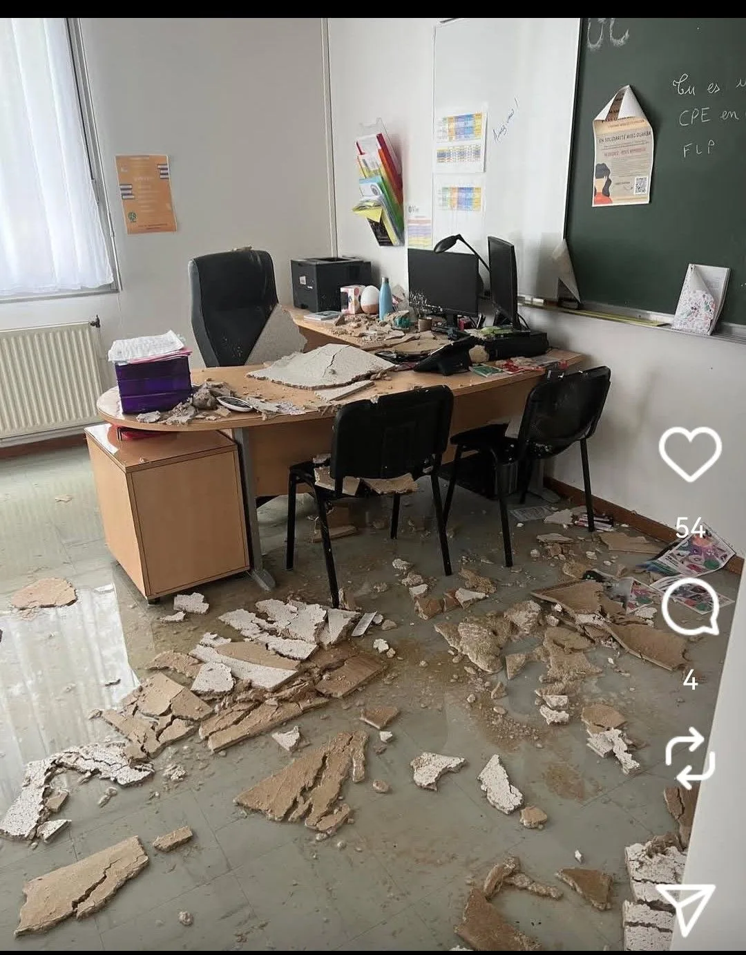 Ученики старшей школы имени Поля Элюара в пригороде Парижа, возмущенные плохими условия...