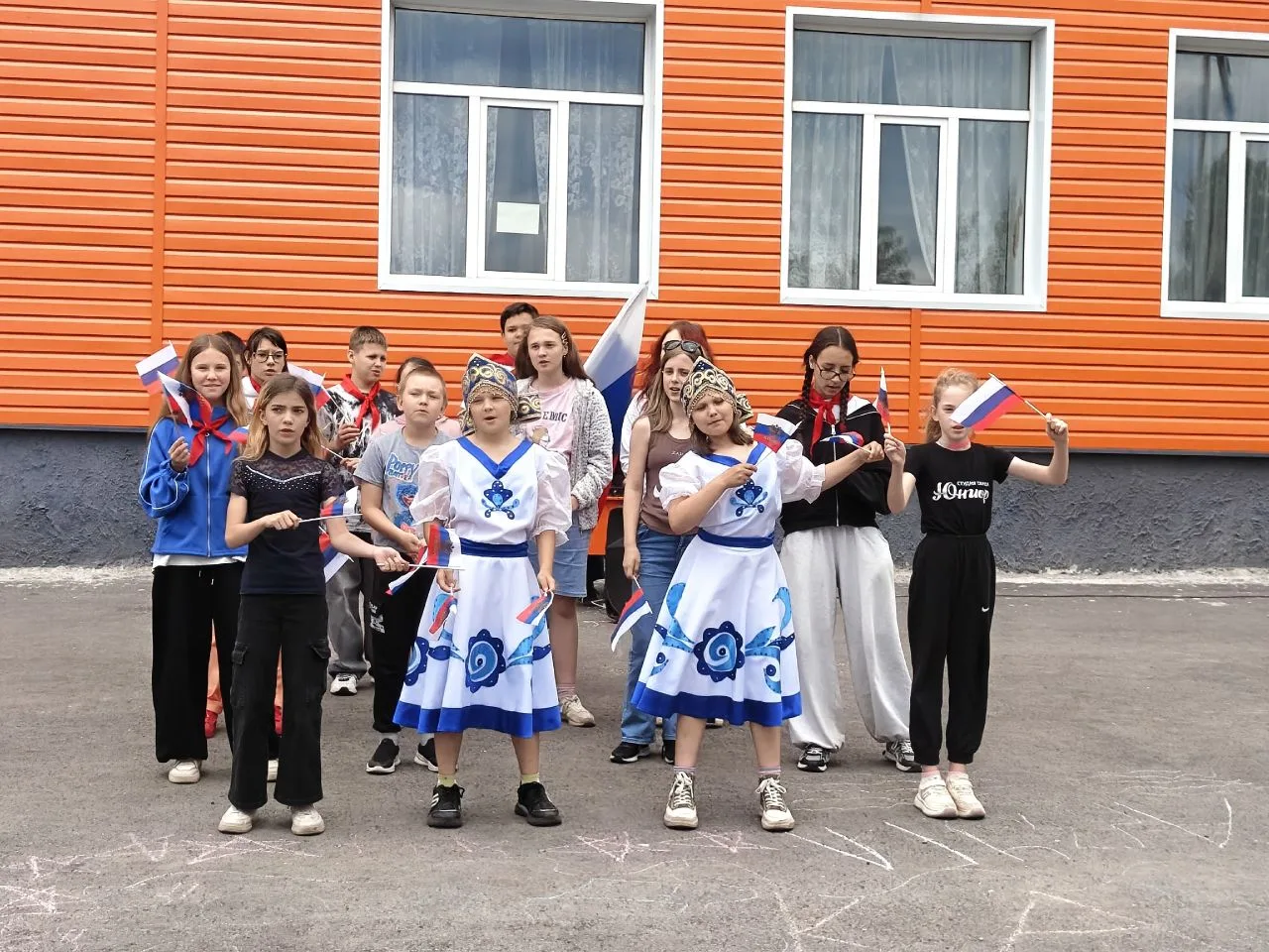 #ЛагерьСолнышко
#9ДеньЛагернойСмены
 🇷🇺В сердце каждого звучит Россия: в школьном лагере прошёл фе