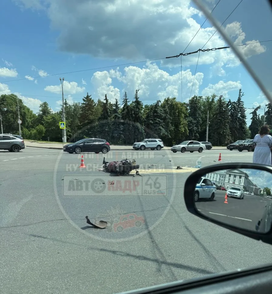 ДТП на красной площади, мотоцикл и нива Шевроле