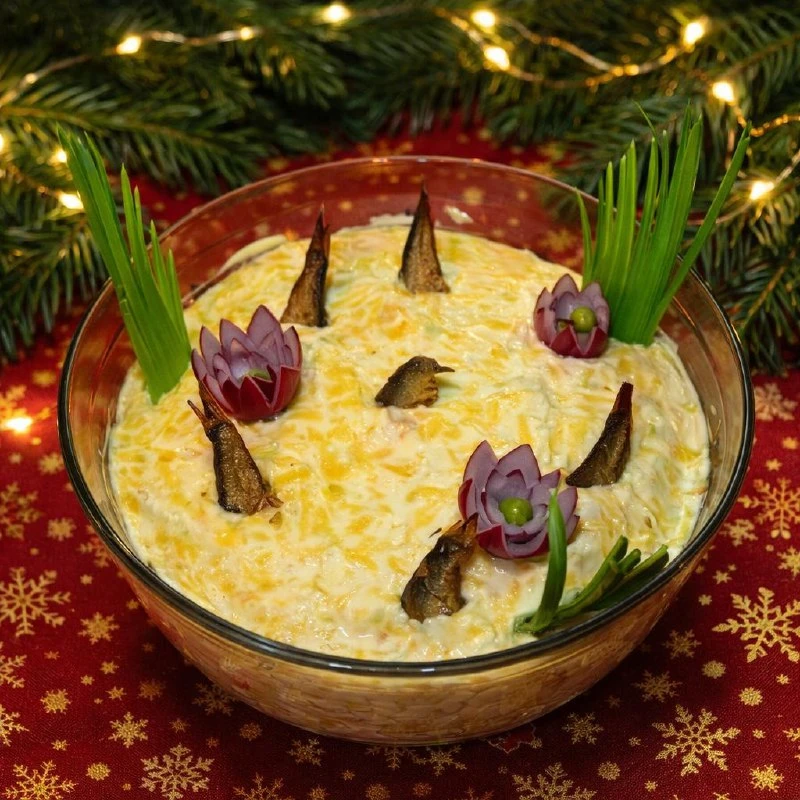 САЛАТ ОДНОВРЕМЕННО И КРАСИВЫЙ, И ОЧЕНЬ ВКУСНЫЙ. КАРТОФЕЛЬ, ЯЙЦА И СЫР ДЕЛАЮТ ЕГО НЕЖНЫМ...