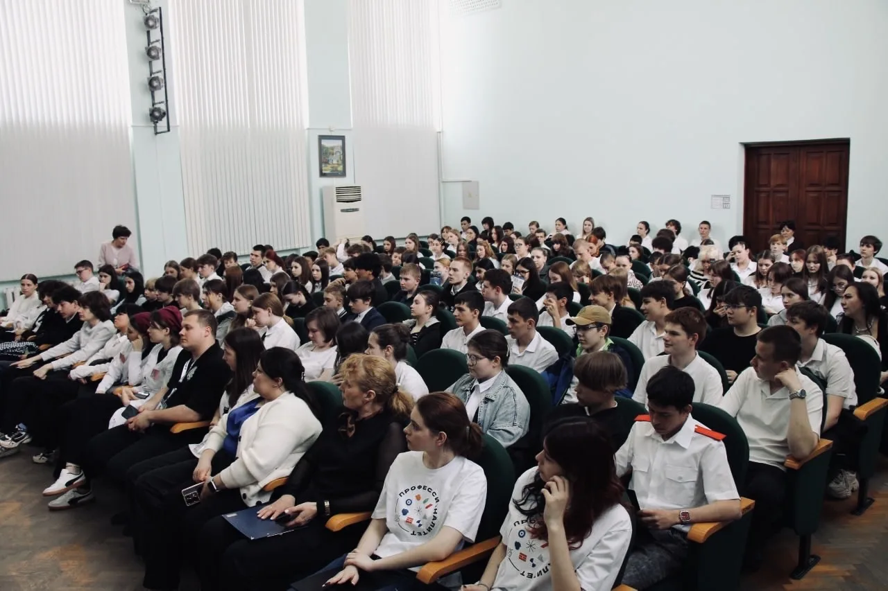 Зажигаем профессиональный интерес! Амбассадоры «Профессионалитета» на Ярмарке вакансий 🌟🛠  Всероссий
