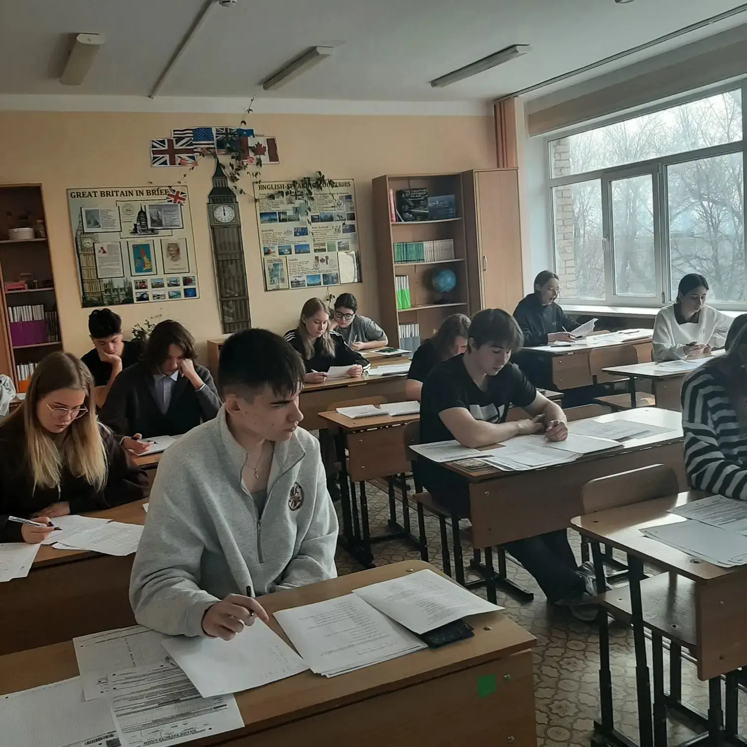 📔📔Умные каникулы!   И сегодня у нас ребята 11 класса пишут пробный экзамен по английскому языку.