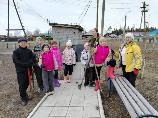 Чистота в Сквере Победы — дело молодых рук!